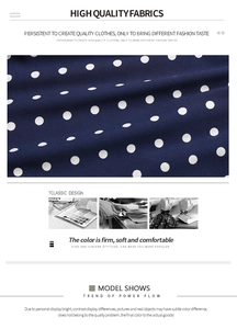 Détail de la texture du tissu à pois bleu marine et du processus de couture de qualité