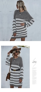 Détail d'une robe pull en maille à rayures gris et blanc avec col rond et ample