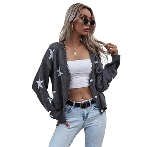 Gilet en maille gris foncé pour femme avec étoiles blanches et bords effilochés