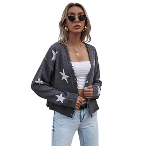 Gilet gris à motif d'étoiles avec bords effilochés et col en V pour un look d'hiver chic