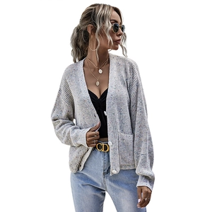 Schicker cremefarbener Strickcardigan für Damen mit V-Ausschnitt und Seitentaschen
