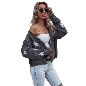 Gilet en maille gris avec étoiles, col en V, boutons et bords vieillis usés