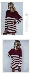 Détails de la maille du pull robe long à rayures bordeaux et blanches coupe ample