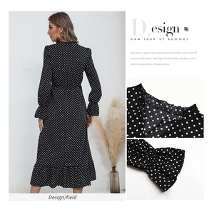 Détails de la robe noire à pois élégante avec col à froufrous et poignets à volants chic