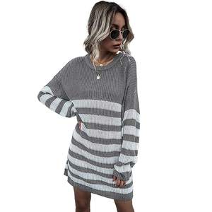 Robe pull tricotée à manches longues pour femmes avec rayures grises et blanches et col rond