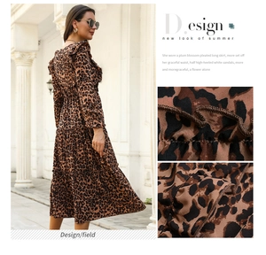 Détails d'une robe léopard avec jupe à volants et encolure plissée élégante pour femme