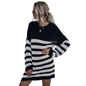 Robe pull oversize à rayures noires et blanches avec col rond et épaules tombantes