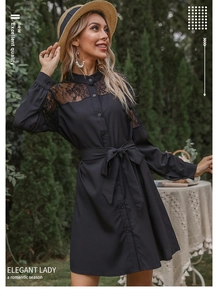 Détail d'une robe chemise à col montant avec dentelle noire et ceinture assortie à la taille