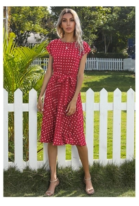 Détail de la robe d'été rouge à pois avec manches courtes et nœud de ceinture assorti