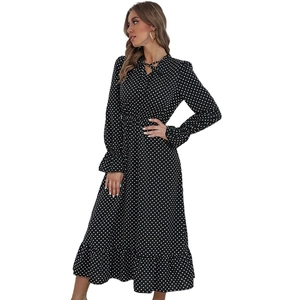 Robe longue noire à pois col en V avec taille nouée et poignets à volants chic