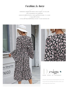 Detailansicht der langen Trompetenärmel und des Blumenmusters auf einem Sommer-Midikleid