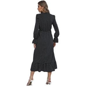 Robe noire à pois manches longues avec col en V, ourlet à volants et ceinture à nouer
