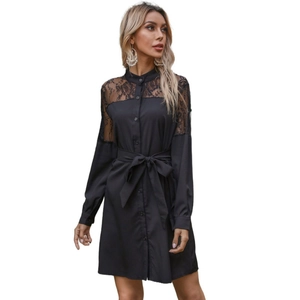 Élégante robe noire à manches longues avec patchwork en dentelle et col montant