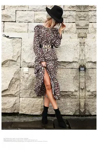 Détail de robe léopard à manches longues avec ceinture noire et chaîne dorée chic