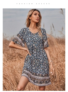 Détails de la robe bohème à imprimé floral avec boutons et bordures géométriques