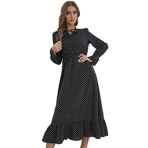 Robe midi noire à pois élégante avec col en V, manches longues et ourlet à volants