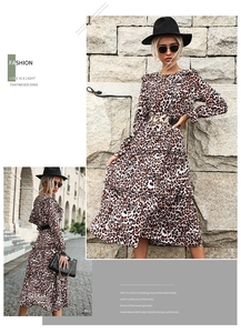Détails d'une robe longue léopard pour femme avec volants étagés et ceinture à boucle dorée
