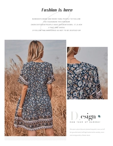 Détails de robe bohème à imprimé floral, tissu bleu marine et motif géométrique en bas