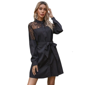 Robe noire élégante à manches longues avec dentelle, boutonnage et ceinture à nouer