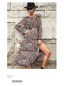 Vue détaillée de la robe léopard avec volants superposés et ceinture chaîne chic