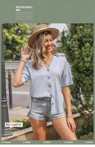 Dettaglio camicia azzurra a maniche corte in cotone e lino con scollo a V e bottoni