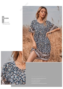 Détails de robe bohème avec imprimé floral ethnique et encolure ronde boutonnée