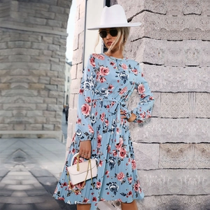 Elegante abito midi a fiori blu chiaro plissettato con maniche lunghe e cintura annodata