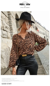 Détail de la blouse en mousseline léopard avec col en V et manches longues élégantes