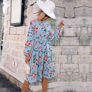 Elegante abito midi a pieghe celeste a maniche lunghe con stampa floreale e cintura