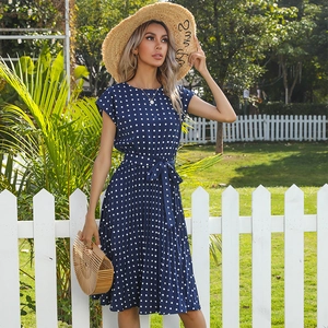 Robe mi-longue bleu marine à pois avec jupe plissée et ceinture pour un look d'été vintage