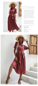 Détail d'une robe midi plissée rouge à pois avec manches volantées et ceinture à nouer