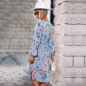 Elegante abito midi a fiori azzurro con maniche a lanterna e cintura da donna