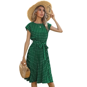 Robe mi-longue d'été verte à pois avec jupe plissée et ceinture haute pour femme