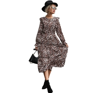 Robe léopard à manches longues avec détails de volants et jupe à plusieurs niveaux