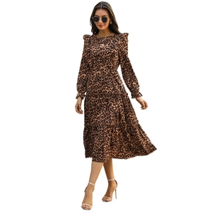 Robe midi à imprimé léopard avec manches longues, volants et jupe à plusieurs niveaux