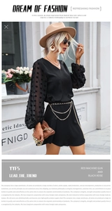 Détail de robe noire à col V avec manches à pois transparentes et ceinture chaîne