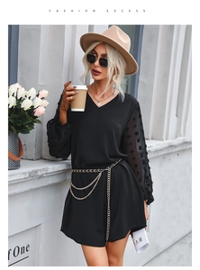 Détail de la robe noire col V avec manches lanternes transparentes à pois texturés