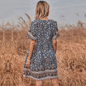 Robe courte bohème à fleurs bleu marine avec manches courtes et motifs ethniques d'été