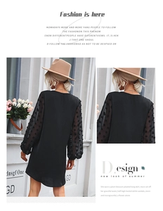Détails de la robe noire à col en V avec manches bouffantes en tulle transparent à pois fins