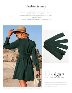 Dettaglio dell'abito a maniche lunghe verde scuro con cintura per vacanze al mare