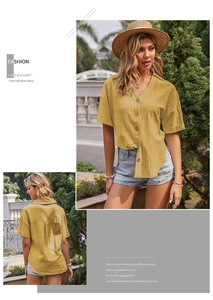 Dettaglio camicia gialla in lino con scollo a V e bottoni per un look estivo casual