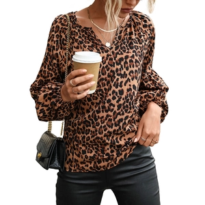 Blouse en mousseline léopard avec col en V profond et manches bouffantes sur fond blanc