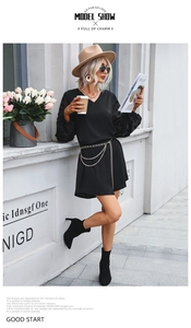 Détail de robe col en V avec manches transparentes à pois et ceinture chaîne dorée