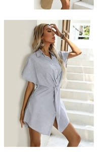Dettaglio del nodo in vita sull'abito a camicia a righe blu e bianche corte