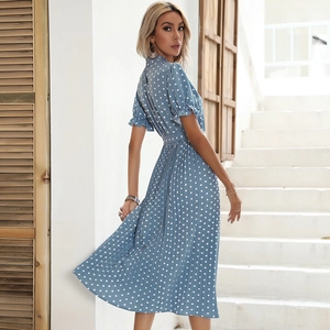 Vue arrière détaillée d'une robe plissée à pois bleu clair avec manches volantées