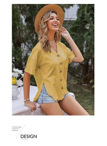 Dettaglio camicia giallo zenzero in cotone e lino con scollo a V e bottoni in legno