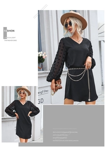 Détails des manches longues transparentes à pois sur une robe noire à col en V