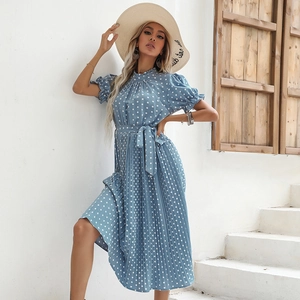 Robe plissée à manches courtes à pois bleu clair avec ceinture et col rond à volants