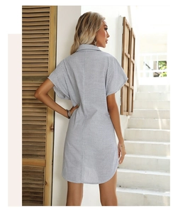 Vista posteriore di un abito a camicia a righe con maniche corte e orlo curvo rifinito
