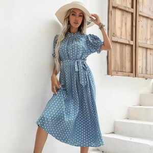 Robe mi-longue plissée à pois bleu ciel avec manches bouffantes et ceinture à nouer